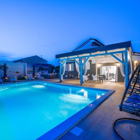 Villa Beauty With Heated Pool And Jacuzzi Канфанар Екстер'єр фото