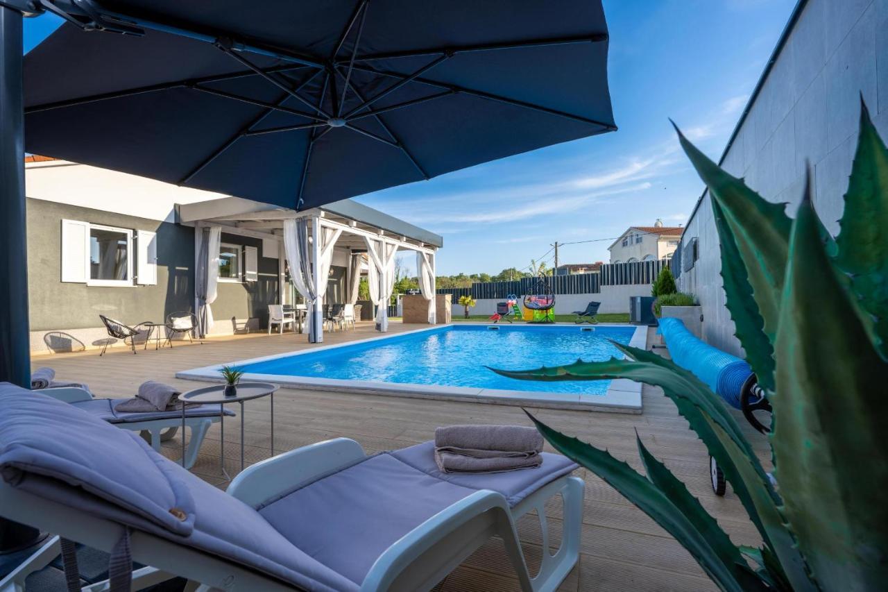 Villa Beauty With Heated Pool And Jacuzzi Канфанар Екстер'єр фото