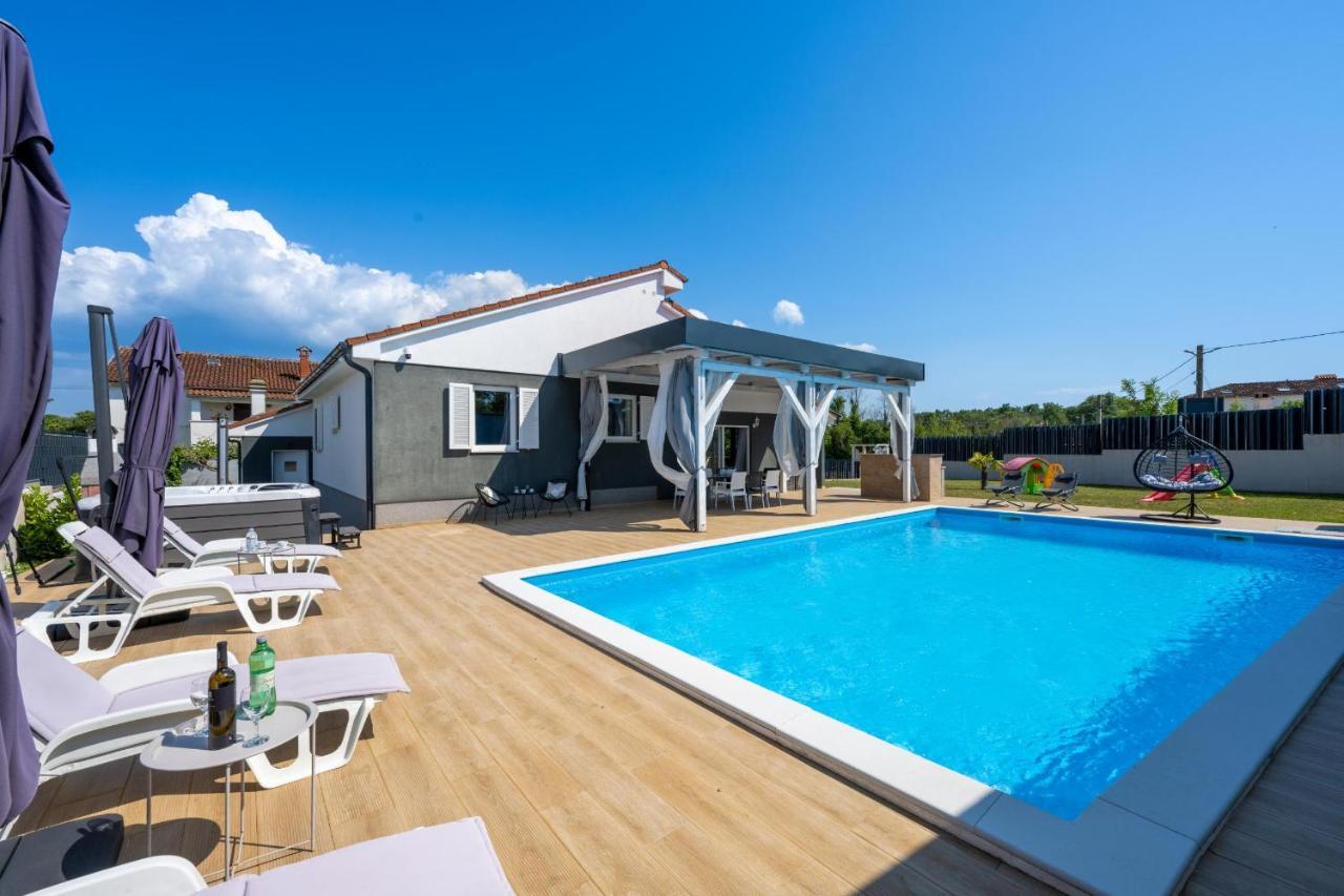 Villa Beauty With Heated Pool And Jacuzzi Канфанар Екстер'єр фото
