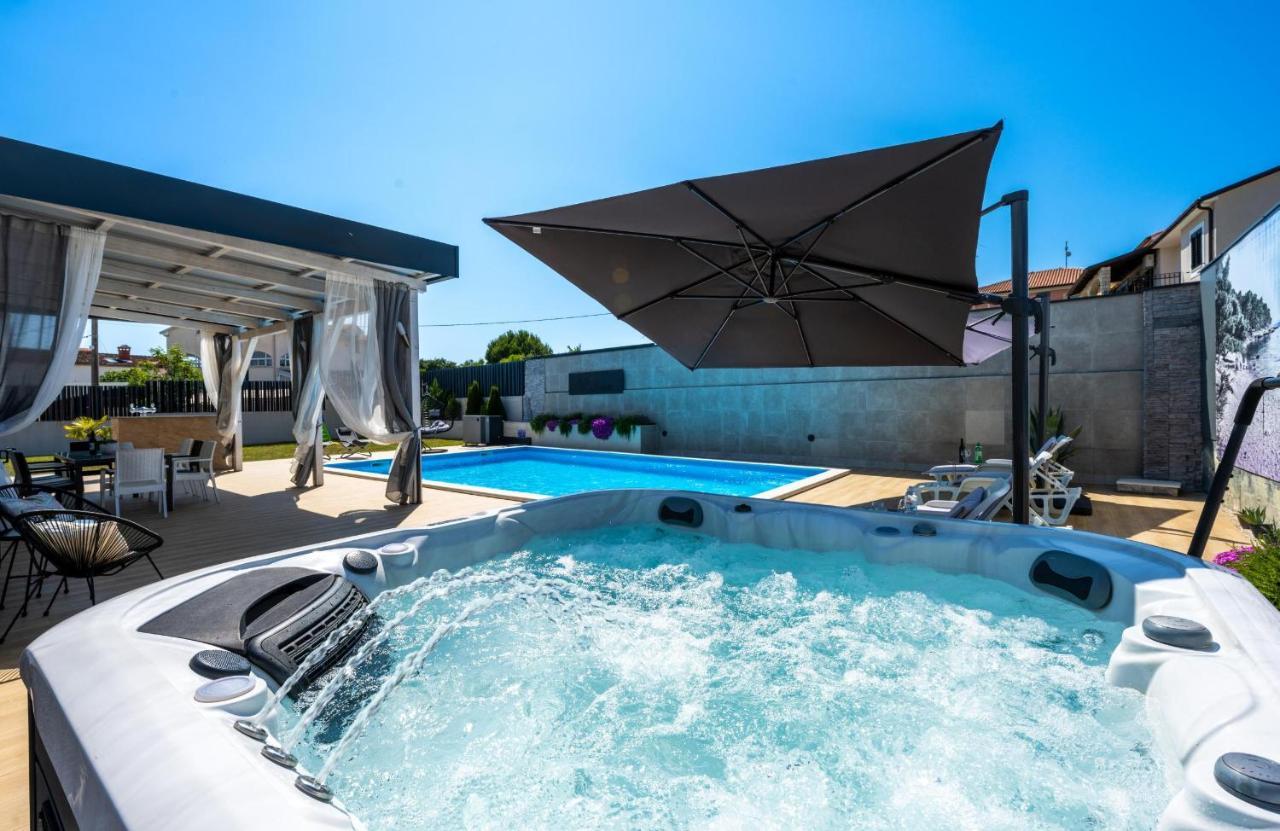 Villa Beauty With Heated Pool And Jacuzzi Канфанар Екстер'єр фото